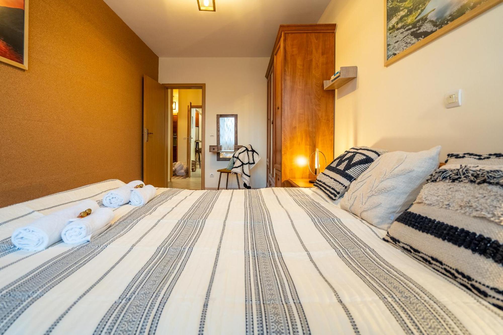 Premium Comfy 2bdr - Free Parking - Fast Wi-fi