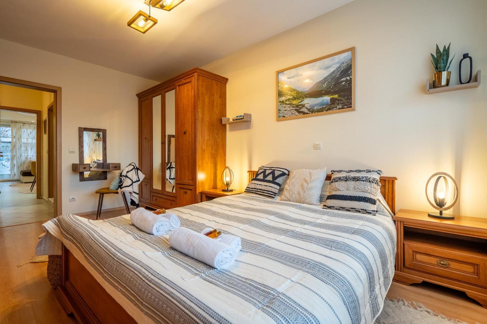 Premium Comfy 2bdr - Free Parking - Fast Wi-fi